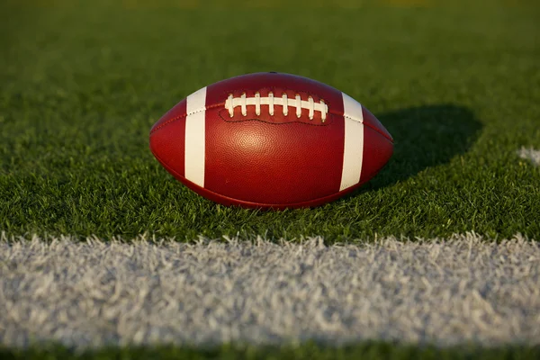 American Football auf dem Spielfeld — Stockfoto