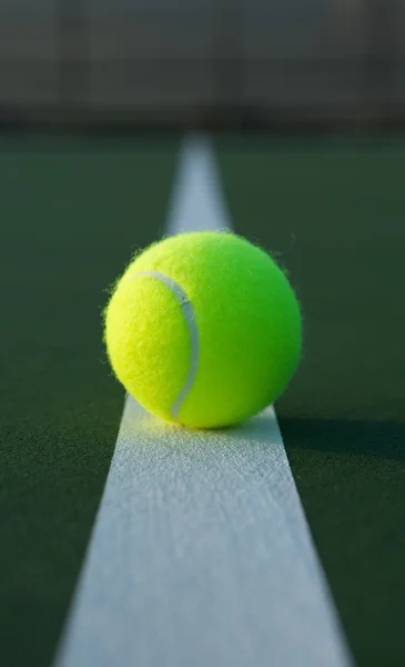 Bola de tênis na linha do campo — Fotografia de Stock