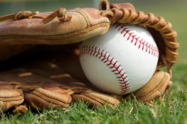 Béisbol en un guante — Foto de Stock