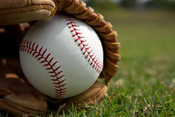 Honkbal in een handschoen — Stockfoto