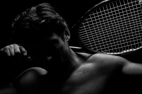Giocatore di tennis ombreggiato e la sua racchetta — Foto Stock