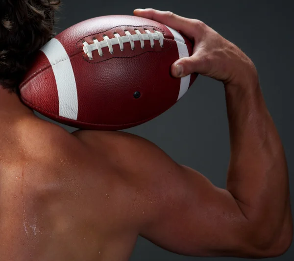 Jogador de futebol americano segurando uma bola — Fotografia de Stock