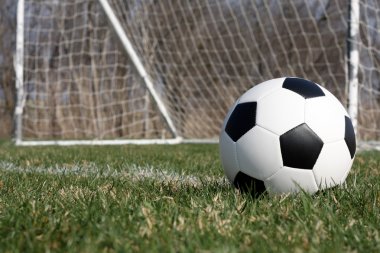 Futbol topu hedefe yakın