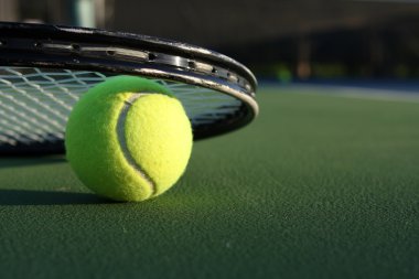 Tenis topu ve raket