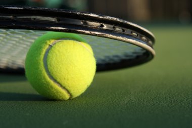 Tenis top ve raket kapat