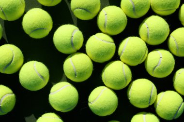 Sahada tenis topu