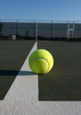 Sahada tenis topu