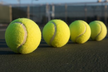 Sahada tenis topu