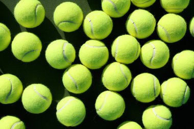 Sahada tenis topu