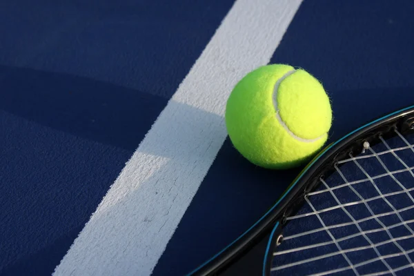 Pallone da tennis e racchetta — Foto Stock