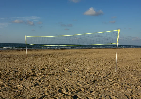 Volleyboll nät på en sandstrand — Stockfoto