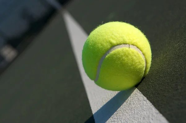 Balle de tennis sur le terrain — Photo