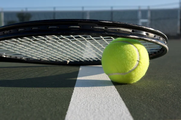 Pelota de tenis en la cancha — Foto de Stock