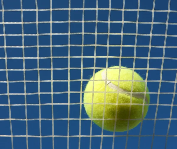 Tennisbal op de baan — Stockfoto