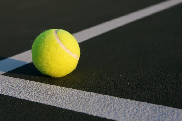 Balle de tennis sur le terrain — Photo