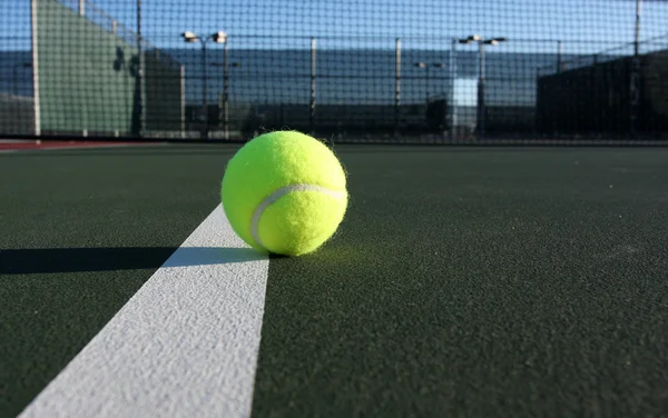 Pelota de tenis en la cancha — Foto de Stock