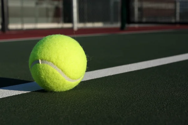 Pelota de tenis contra la red —  Fotos de Stock