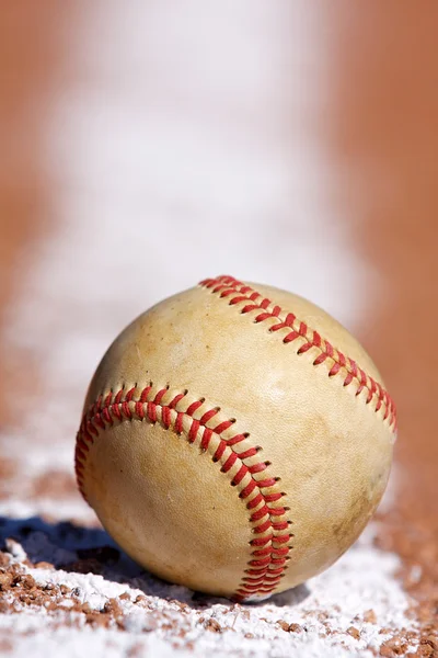 Baseball auf der Linie — Stockfoto