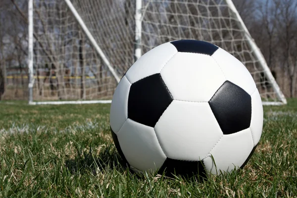 Pallone da calcio vicino all'obiettivo — Foto Stock