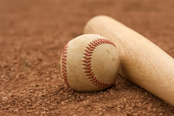 Mazza da baseball e guanto sulla panchina — Foto Stock