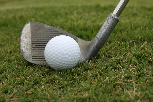 高尔夫球场球和楔形 — 图库照片