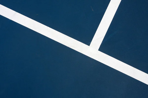 Современный синий теннисный корт — стоковое фото