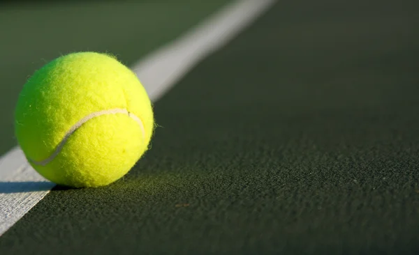 Tennisbal op de baan — Stockfoto