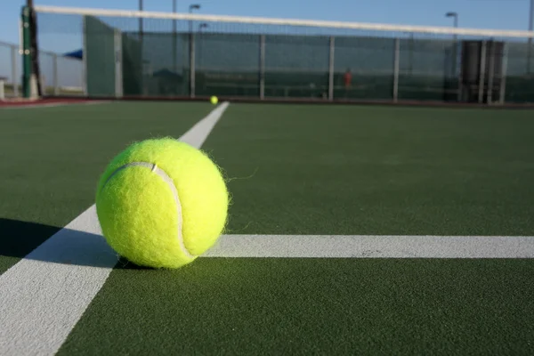 Tennisbollar på planen — Stockfoto