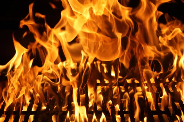 Fiamma ardente da una griglia — Foto Stock