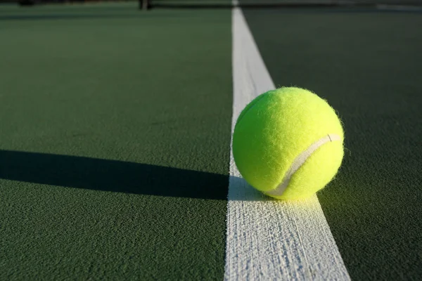 Pelota de tenis en la línea — Foto de Stock