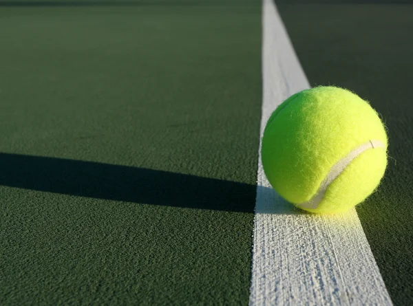 Tennisbal op de baan — Stockfoto