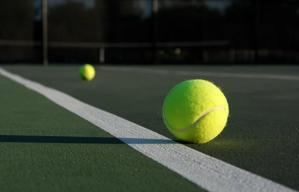 Μπάλες του τένις στο γήπεδο — Φωτογραφία Αρχείου