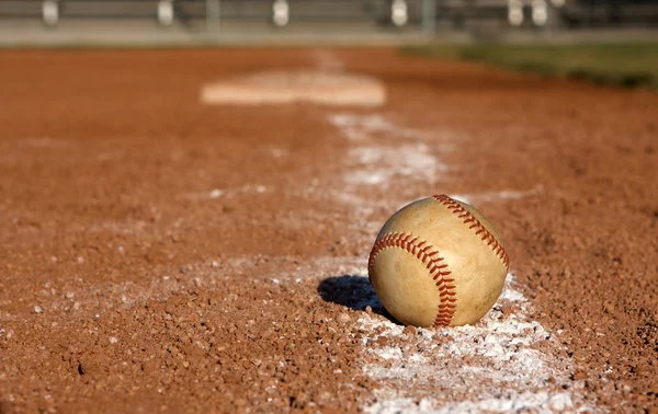 Honkbal op de krijt lijn in de buurt van derde honk — Stockfoto