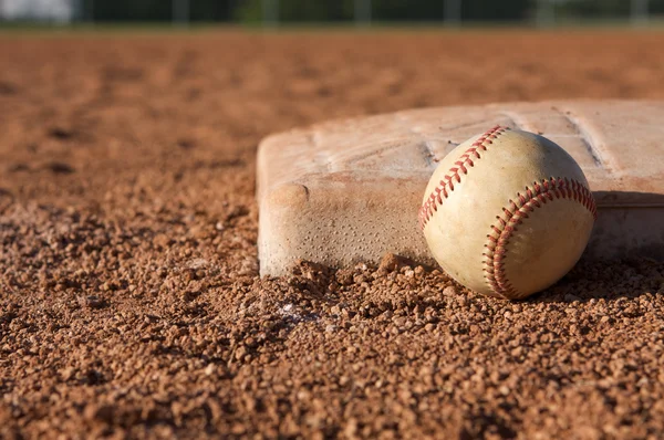 Honkbal in de buurt van de base — Stockfoto