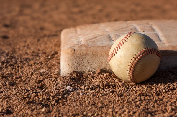 Baseball nära basen — Stockfoto