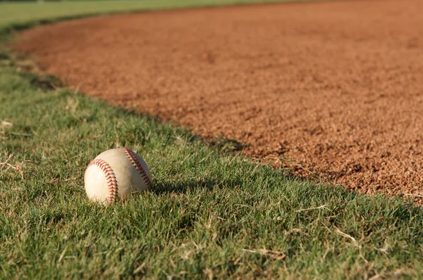 Бейсбол в траве — стоковое фото