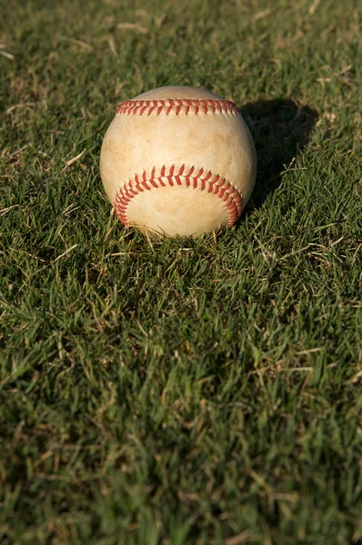 Beisebol na grama — Fotografia de Stock