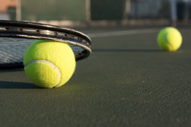 Tenis topu ve raket
