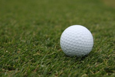 Çimlerin üzerinde golf topu