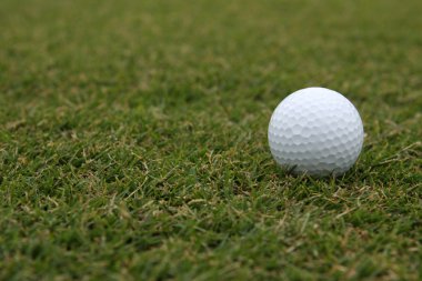 Çimlerin üzerinde golf topu