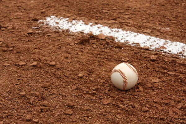 Baseball v vnitřní pole — Stock fotografie