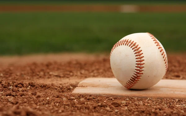 Baseball sur le monticule de Ptichers — Photo