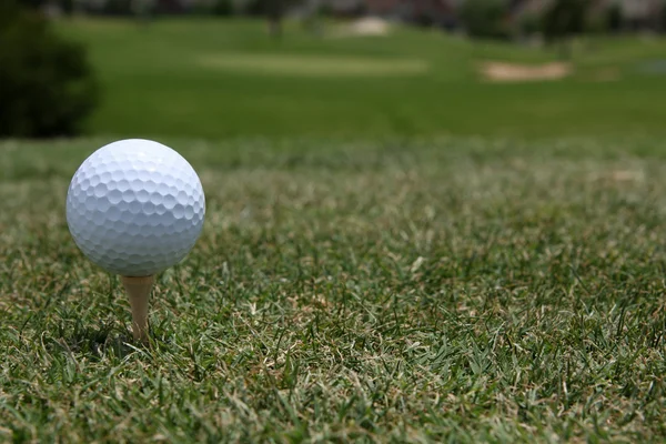 Gold Ball Teed Up — Stock Photo, Image