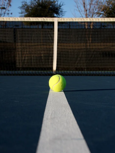 Pelota de tenis en la cancha — Foto de Stock