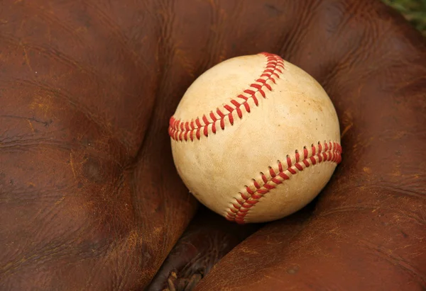 Baseball dans un gant — Photo