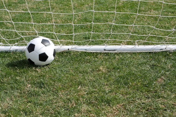 Μπάλα ποδοσφαίρου στο στόχο — Φωτογραφία Αρχείου