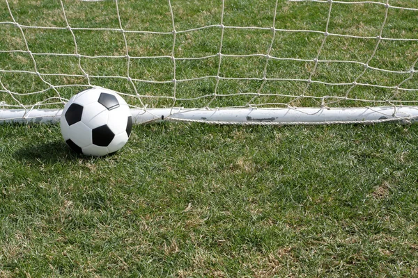 Pelota de fútbol en el gol —  Fotos de Stock