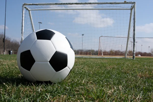 Bola de futebol perto do gol — Fotografia de Stock