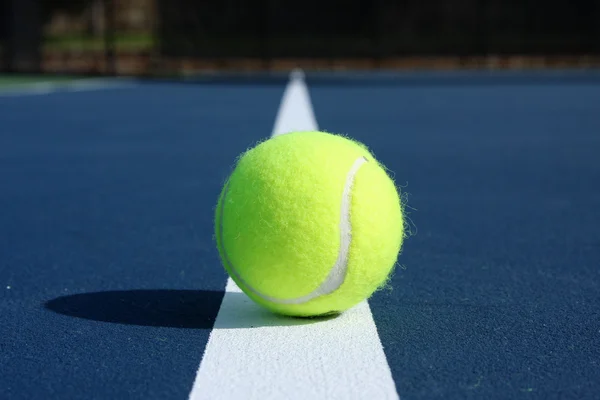 Balle de tennis sur le terrain — Photo