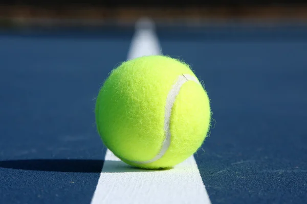 Pelota de tenis en la cancha —  Fotos de Stock